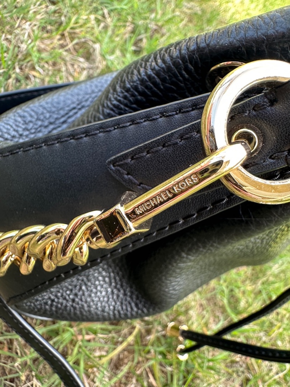 Michael Kors Devon Medium Bucket Bag in black pebbled leather black - Picture 6 of 15